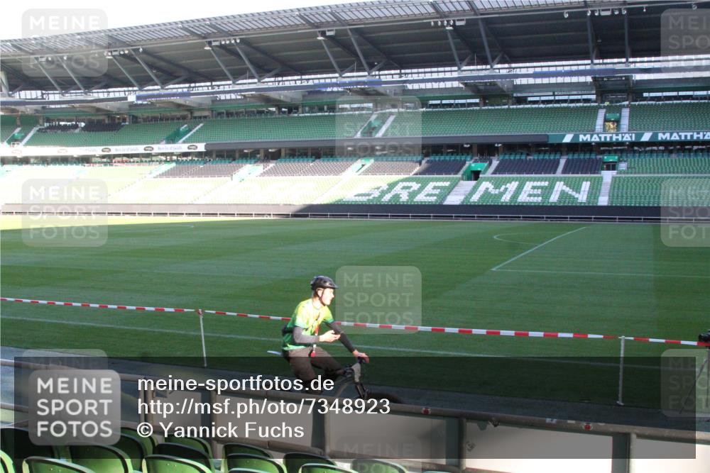 06.10.2024 - 19. swb-Marathon Bremen Yannick Fuchs http://msf.ph/oto/7348923 06.10.2024 10:19:00 Laufen im Stadion 7247, 7838, 8300, 8513, 8543, 8647, 8664, 8735, 8750, 8753, 8780, 9063 meine-sportfotos.de