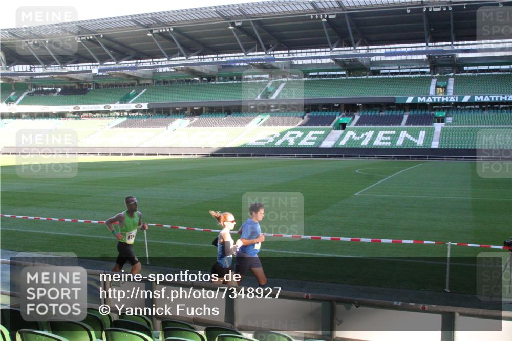 06.10.2024 - 19. swb-Marathon Bremen Yannick Fuchs http://msf.ph/oto/7348927 06.10.2024 10:19:06 Laufen im Stadion 7190, 7247, 7838, 8300, 8543, 8647, 8664, 8735, 8750, 8753, 8780 meine-sportfotos.de