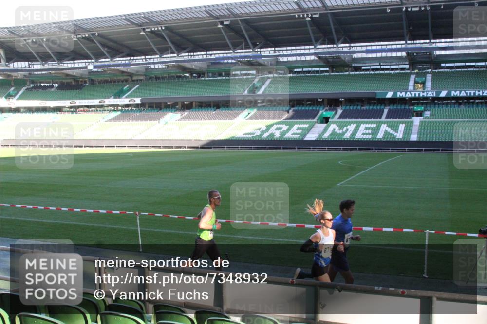 06.10.2024 - 19. swb-Marathon Bremen Yannick Fuchs http://msf.ph/oto/7348932 06.10.2024 10:19:06 Laufen im Stadion 7190, 7247, 7838, 8300, 8543, 8647, 8664, 8735, 8750, 8753, 8780 meine-sportfotos.de