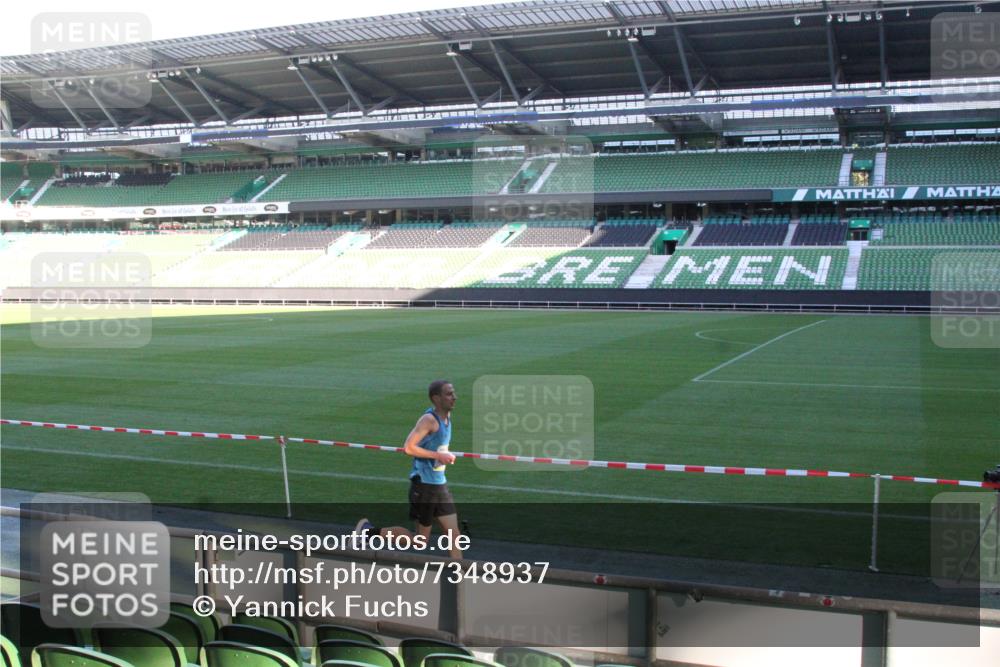 06.10.2024 - 19. swb-Marathon Bremen Yannick Fuchs http://msf.ph/oto/7348937 06.10.2024 10:19:13 Laufen im Stadion 7190, 7247, 7838, 8300, 8543, 8647, 8664, 8735, 8750 meine-sportfotos.de