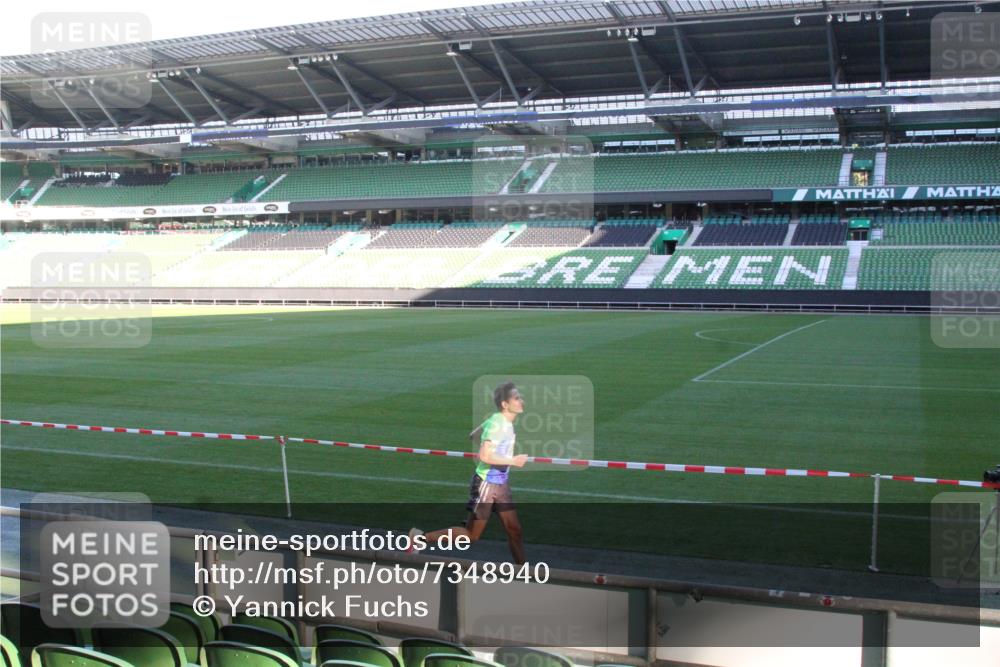 06.10.2024 - 19. swb-Marathon Bremen Yannick Fuchs http://msf.ph/oto/7348940 06.10.2024 10:19:25 Laufen im Stadion 7190, 7247, 7838, 8139, 8543, 8664, 8735, 8750 meine-sportfotos.de