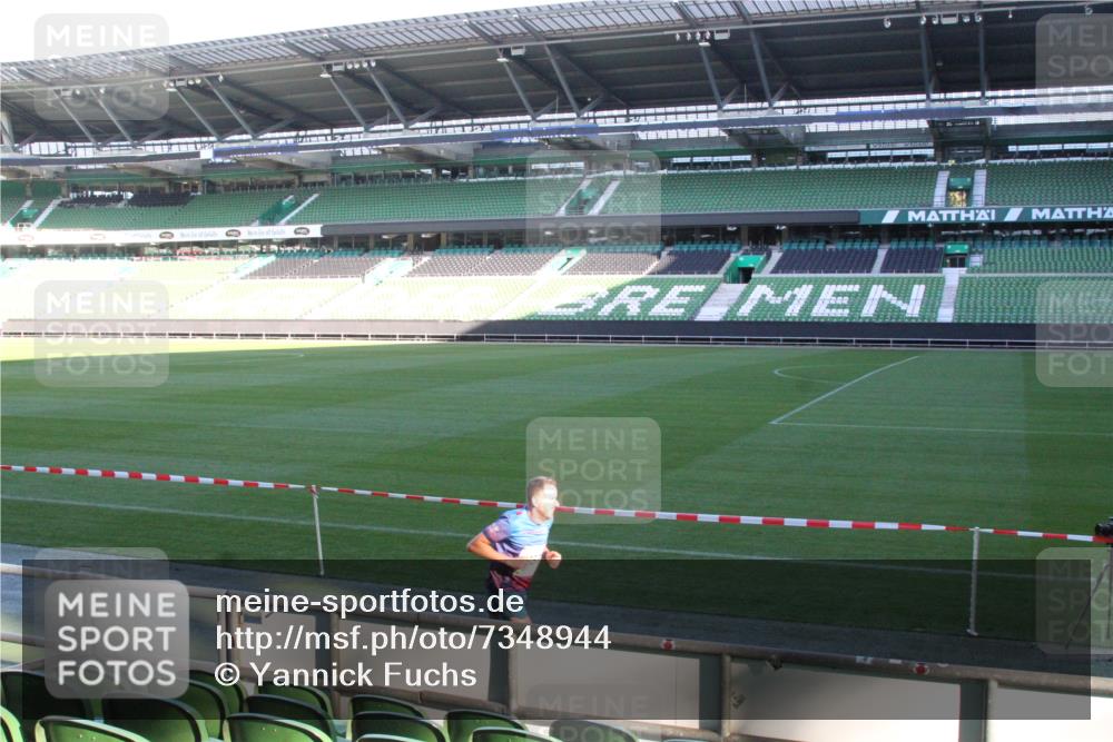 06.10.2024 - 19. swb-Marathon Bremen Yannick Fuchs http://msf.ph/oto/7348944 06.10.2024 10:19:39 Laufen im Stadion 7190, 7838, 8139, 8423, 8543, 8655, 8664, 8735, 8750, 8788, 8938 meine-sportfotos.de