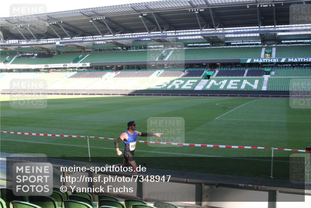 06.10.2024 - 19. swb-Marathon Bremen Yannick Fuchs http://msf.ph/oto/7348947 06.10.2024 10:19:40 Laufen im Stadion 7190, 7838, 8139, 8423, 8531, 8543, 8655, 8664, 8735, 8750, 8788, 8938 meine-sportfotos.de