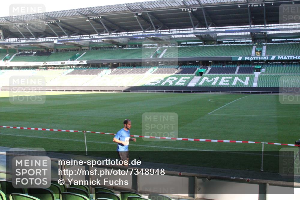 06.10.2024 - 19. swb-Marathon Bremen Yannick Fuchs http://msf.ph/oto/7348948 06.10.2024 10:19:47 Laufen im Stadion 7190, 8139, 8423, 8442, 8531, 8543, 8577, 8655, 8664, 8735, 8750, 8788, 8938, 8983 meine-sportfotos.de