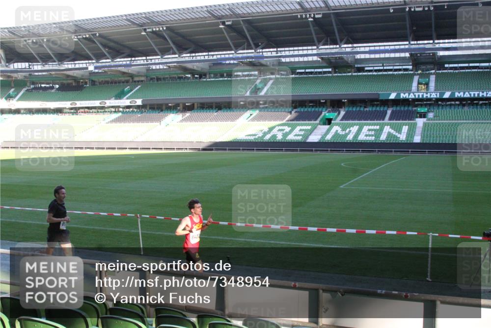06.10.2024 - 19. swb-Marathon Bremen Yannick Fuchs http://msf.ph/oto/7348954 06.10.2024 10:19:48 Laufen im Stadion 7190, 8139, 8423, 8442, 8531, 8543, 8577, 8655, 8664, 8735, 8750, 8788, 8938, 8983 meine-sportfotos.de