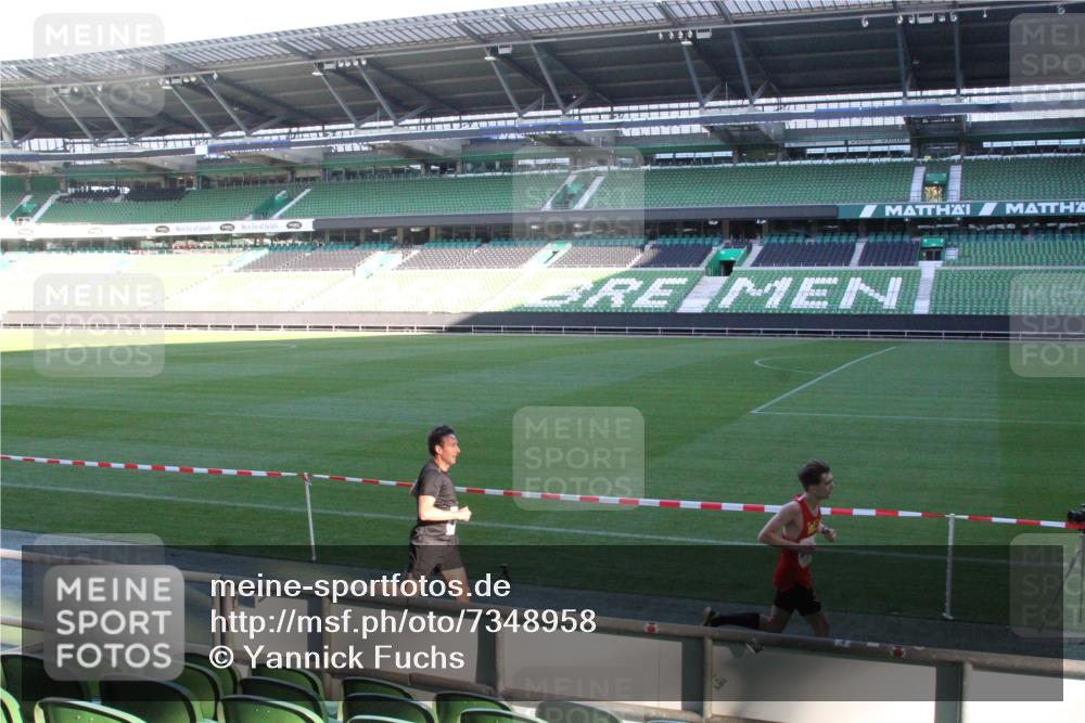 06.10.2024 - 19. swb-Marathon Bremen Yannick Fuchs http://msf.ph/oto/7348958 06.10.2024 10:19:49 Laufen im Stadion 7098, 7190, 8139, 8423, 8442, 8531, 8543, 8577, 8655, 8735, 8750, 8788, 8791, 8938, 8983 meine-sportfotos.de