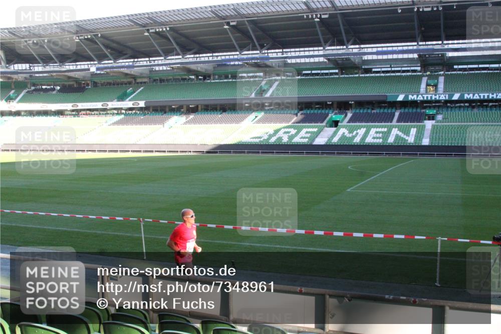 06.10.2024 - 19. swb-Marathon Bremen Yannick Fuchs http://msf.ph/oto/7348961 06.10.2024 10:19:51 Laufen im Stadion 7098, 7190, 8139, 8423, 8442, 8531, 8543, 8577, 8655, 8735, 8750, 8788, 8791, 8938, 8983 meine-sportfotos.de