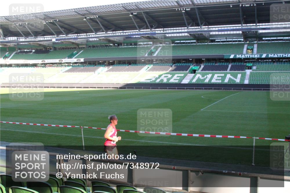 06.10.2024 - 19. swb-Marathon Bremen Yannick Fuchs http://msf.ph/oto/7348972 06.10.2024 10:19:56 Laufen im Stadion 7098, 7190, 8139, 8423, 8442, 8531, 8543, 8577, 8655, 8735, 8750, 8788, 8791, 8938, 8983 meine-sportfotos.de