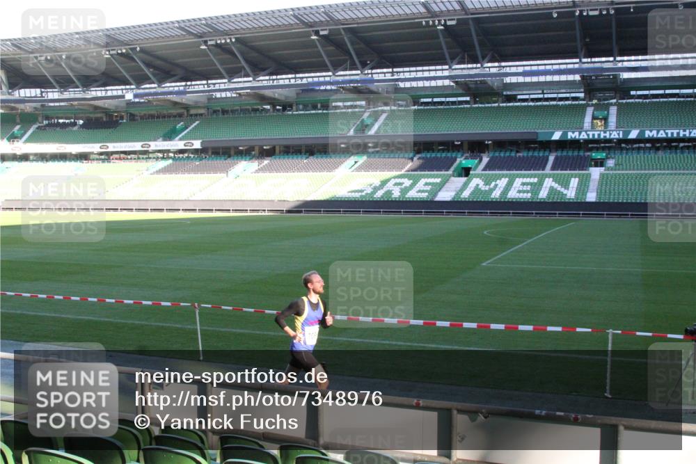 06.10.2024 - 19. swb-Marathon Bremen Yannick Fuchs http://msf.ph/oto/7348976 06.10.2024 10:19:58 Laufen im Stadion 7098, 7190, 8139, 8423, 8442, 8531, 8577, 8655, 8788, 8791, 8938, 8983 meine-sportfotos.de