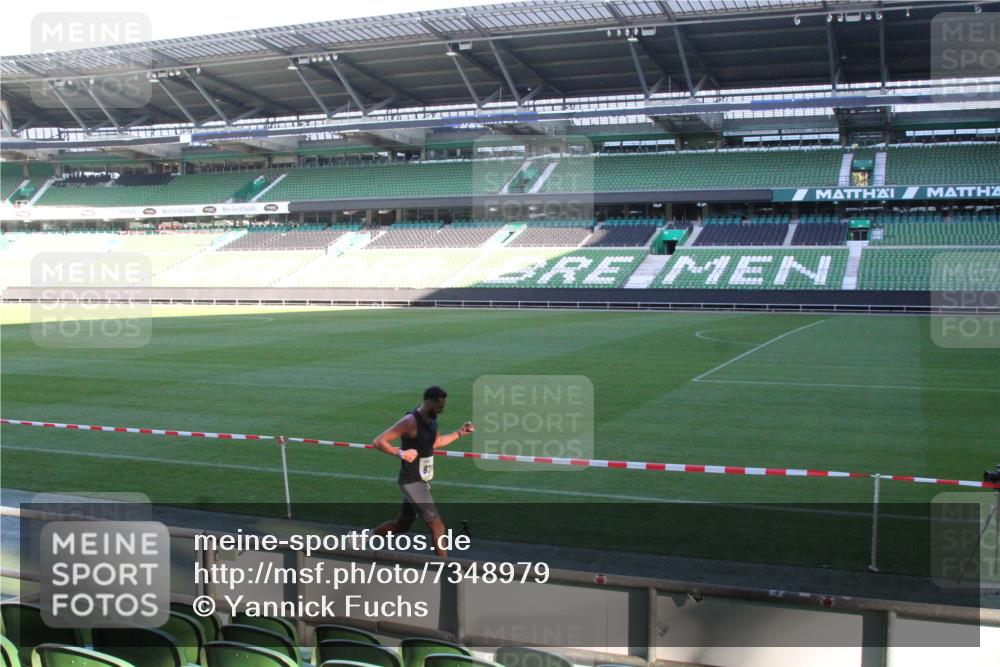 06.10.2024 - 19. swb-Marathon Bremen Yannick Fuchs http://msf.ph/oto/7348979 06.10.2024 10:19:59 Laufen im Stadion 7098, 7190, 8139, 8423, 8442, 8531, 8577, 8655, 8681, 8788, 8791, 8938, 8983 meine-sportfotos.de