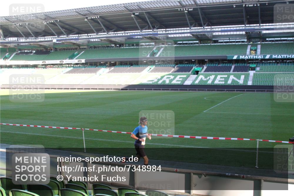06.10.2024 - 19. swb-Marathon Bremen Yannick Fuchs http://msf.ph/oto/7348984 06.10.2024 10:20:07 Laufen im Stadion 7098, 8139, 8423, 8442, 8531, 8577, 8655, 8681, 8788, 8791, 8938, 8983 meine-sportfotos.de