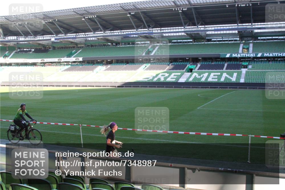 06.10.2024 - 19. swb-Marathon Bremen Yannick Fuchs http://msf.ph/oto/7348987 06.10.2024 10:20:48 Laufen im Stadion 7098, 7719, 8681, 8791, 8955, 9105 meine-sportfotos.de