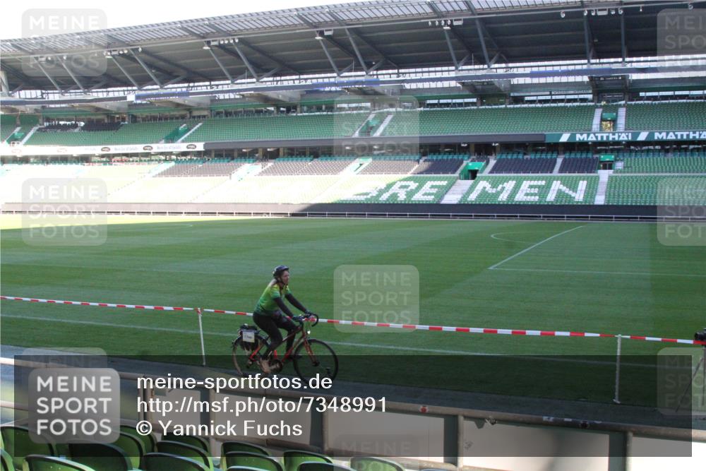 06.10.2024 - 19. swb-Marathon Bremen Yannick Fuchs http://msf.ph/oto/7348991 06.10.2024 10:20:49 Laufen im Stadion 7098, 7719, 8681, 8791, 8955, 9105 meine-sportfotos.de