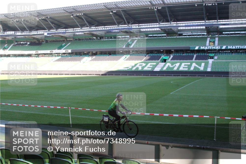 06.10.2024 - 19. swb-Marathon Bremen Yannick Fuchs http://msf.ph/oto/7348995 06.10.2024 10:20:50 Laufen im Stadion 7719, 8657, 8681, 8825, 8955, 9105 meine-sportfotos.de