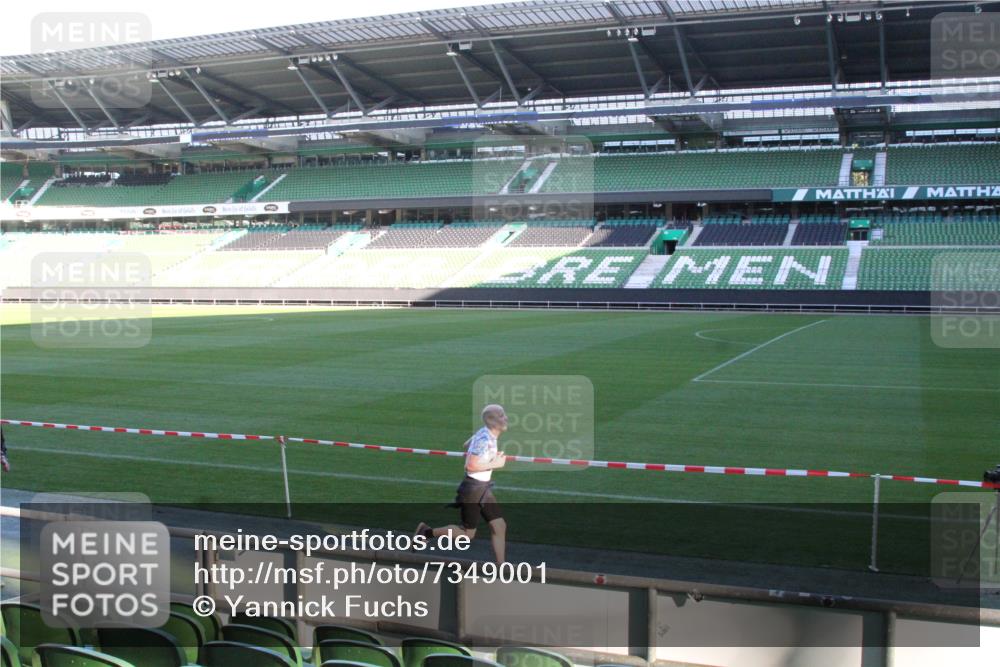 06.10.2024 - 19. swb-Marathon Bremen Yannick Fuchs http://msf.ph/oto/7349001 06.10.2024 10:20:55 Laufen im Stadion 7719, 8397, 8657, 8681, 8825, 8948, 8955, 9105 meine-sportfotos.de