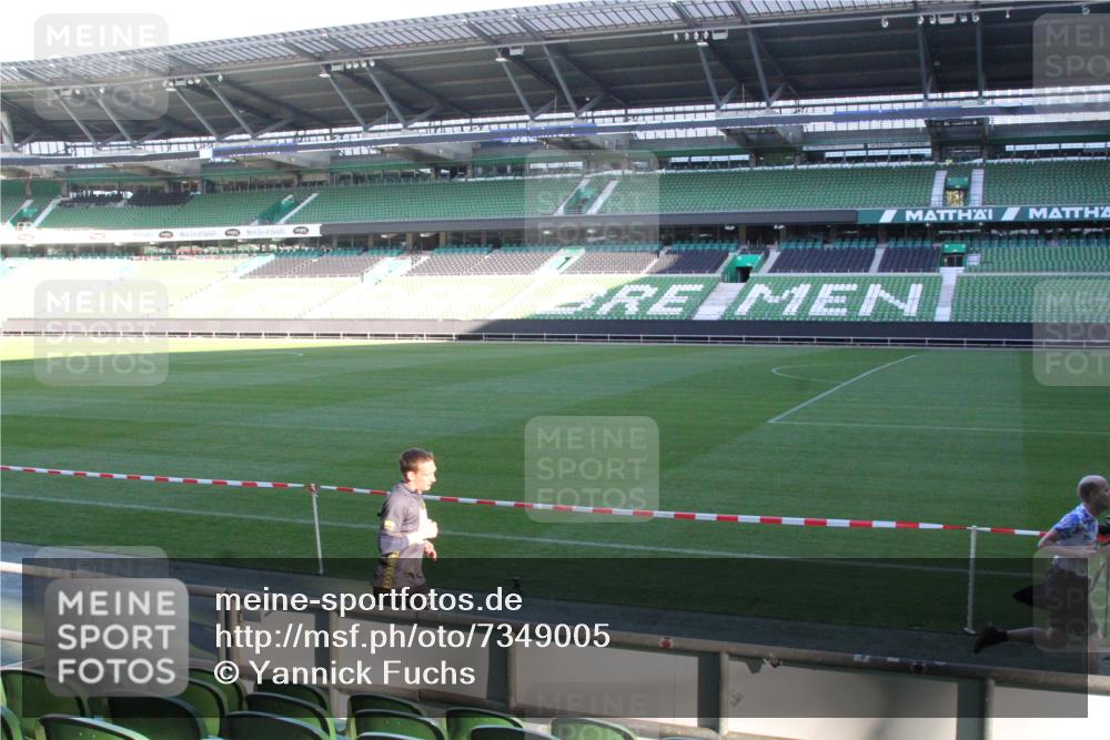 06.10.2024 - 19. swb-Marathon Bremen Yannick Fuchs http://msf.ph/oto/7349005 06.10.2024 10:20:56 Laufen im Stadion 7719, 8397, 8657, 8681, 8825, 8948, 8955, 9105 meine-sportfotos.de