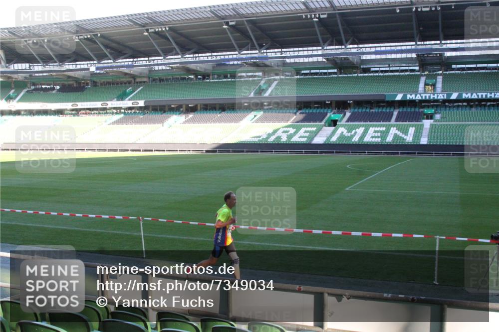06.10.2024 - 19. swb-Marathon Bremen Yannick Fuchs http://msf.ph/oto/7349034 06.10.2024 10:21:09 Laufen im Stadion 7230, 7719, 8093, 8397, 8657, 8825, 8937, 8948, 8955, 9105 meine-sportfotos.de