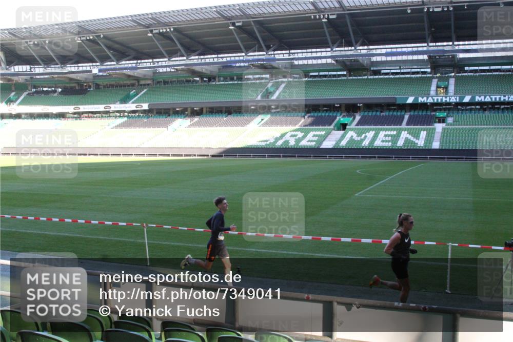 06.10.2024 - 19. swb-Marathon Bremen Yannick Fuchs http://msf.ph/oto/7349041 06.10.2024 10:21:11 Laufen im Stadion 7230, 7719, 8093, 8397, 8657, 8825, 8937, 8948, 8955, 9105 meine-sportfotos.de