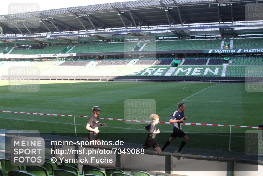 06.10.2024 - 19. swb-Marathon Bremen Yannick Fuchs http://msf.ph/oto/7349088 06.10.2024 10:21:49 Laufen im Stadion 7019, 7230, 7376, 7646, 7839, 7963, 8093, 8292, 8397, 8583, 8602, 8631, 8657, 8792, 8797, 8825, 8937, 8948 meine-sportfotos.de