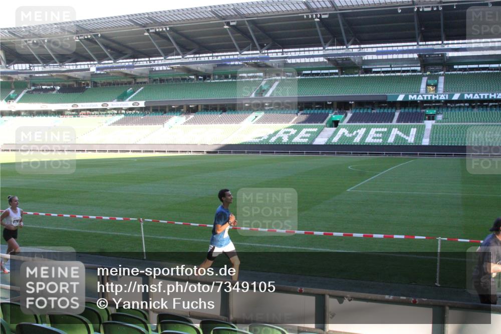 06.10.2024 - 19. swb-Marathon Bremen Yannick Fuchs http://msf.ph/oto/7349105 06.10.2024 10:22:10 Laufen im Stadion 7019, 7376, 7646, 7655, 7839, 7963, 8198, 8292, 8511, 8583, 8602, 8631, 8755, 8781, 8792, 8797, 8956 meine-sportfotos.de