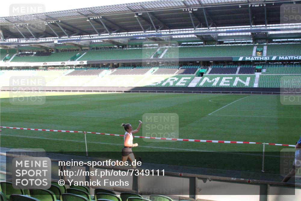 06.10.2024 - 19. swb-Marathon Bremen Yannick Fuchs http://msf.ph/oto/7349111 06.10.2024 10:22:11 Laufen im Stadion 7019, 7376, 7646, 7655, 7839, 7963, 8198, 8292, 8511, 8583, 8602, 8631, 8755, 8781, 8792, 8797, 8956 meine-sportfotos.de