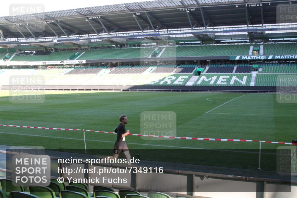 06.10.2024 - 19. swb-Marathon Bremen Yannick Fuchs http://msf.ph/oto/7349116 06.10.2024 10:22:12 Laufen im Stadion 7019, 7376, 7646, 7655, 7839, 7963, 8198, 8292, 8511, 8583, 8602, 8631, 8755, 8781, 8792, 8797, 8956 meine-sportfotos.de