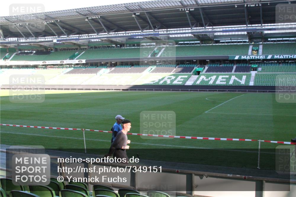 06.10.2024 - 19. swb-Marathon Bremen Yannick Fuchs http://msf.ph/oto/7349151 06.10.2024 10:22:41 Laufen im Stadion 7105, 7157, 7649, 7655, 7993, 8198, 8275, 8466, 8511, 8583, 8755, 8781, 8956, 9033, 9087, 9122 meine-sportfotos.de