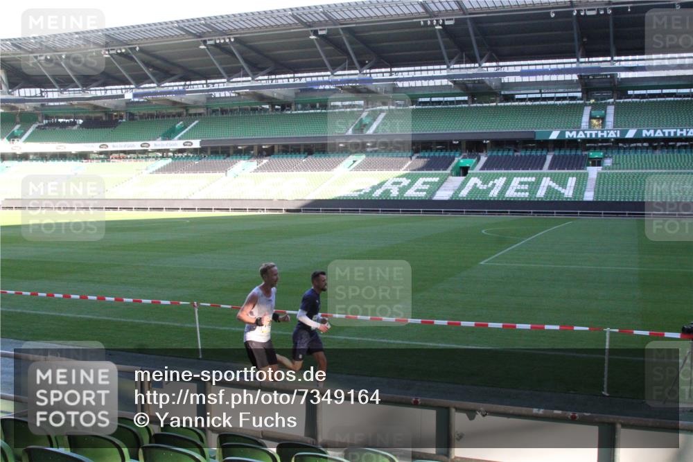 06.10.2024 - 19. swb-Marathon Bremen Yannick Fuchs http://msf.ph/oto/7349164 06.10.2024 10:22:43 Laufen im Stadion 7105, 7157, 7649, 7655, 7993, 8198, 8275, 8466, 8511, 8755, 8781, 8956, 9033, 9087, 9122 meine-sportfotos.de