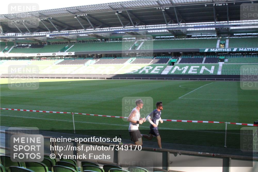 06.10.2024 - 19. swb-Marathon Bremen Yannick Fuchs http://msf.ph/oto/7349170 06.10.2024 10:22:44 Laufen im Stadion 7105, 7157, 7649, 7655, 7993, 8198, 8275, 8466, 8511, 8755, 8781, 8956, 9033, 9087, 9122 meine-sportfotos.de