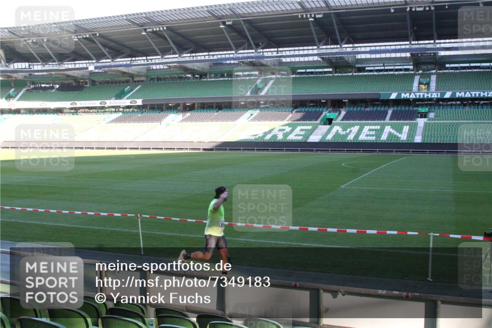 06.10.2024 - 19. swb-Marathon Bremen Yannick Fuchs http://msf.ph/oto/7349183 06.10.2024 10:22:52 Laufen im Stadion 7105, 7157, 7649, 7655, 7993, 8198, 8275, 8341, 8466, 8511, 8755, 8781, 8956, 9033, 9036, 9087, 9122 meine-sportfotos.de