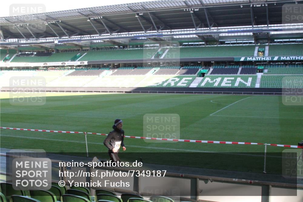 06.10.2024 - 19. swb-Marathon Bremen Yannick Fuchs http://msf.ph/oto/7349187 06.10.2024 10:22:56 Laufen im Stadion 7105, 7157, 7649, 7655, 7993, 8198, 8275, 8341, 8466, 8511, 8755, 8781, 8956, 9033, 9036, 9087, 9122 meine-sportfotos.de