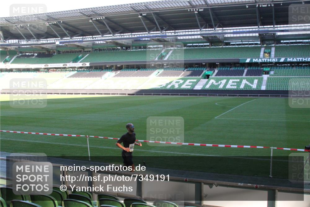 06.10.2024 - 19. swb-Marathon Bremen Yannick Fuchs http://msf.ph/oto/7349191 06.10.2024 10:23:00 Laufen im Stadion 7105, 7157, 7649, 7993, 8275, 8341, 8466, 8511, 8755, 8781, 9033, 9036, 9087, 9122 meine-sportfotos.de