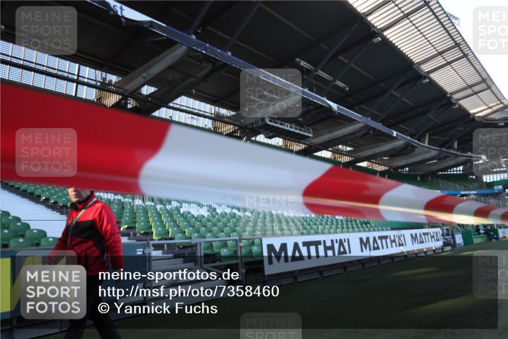 06.10.2024 - 19. swb-Marathon Bremen Yannick Fuchs http://msf.ph/oto/7358460 06.10.2024 09:55:22 Laufen im Stadion  meine-sportfotos.de
