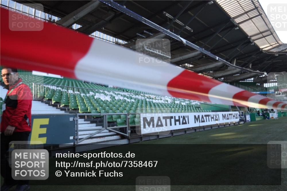 06.10.2024 - 19. swb-Marathon Bremen Yannick Fuchs http://msf.ph/oto/7358467 06.10.2024 09:55:22 Laufen im Stadion  meine-sportfotos.de