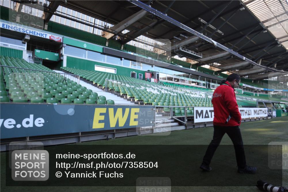 06.10.2024 - 19. swb-Marathon Bremen Yannick Fuchs http://msf.ph/oto/7358504 06.10.2024 09:58:05 Laufen im Stadion  meine-sportfotos.de