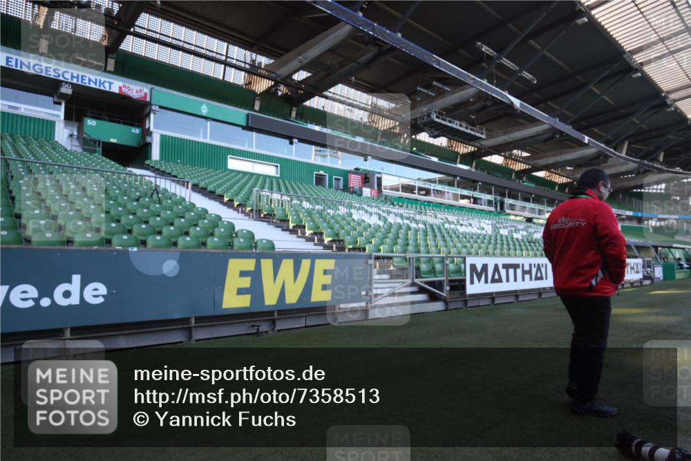 06.10.2024 - 19. swb-Marathon Bremen Yannick Fuchs http://msf.ph/oto/7358513 06.10.2024 09:58:06 Laufen im Stadion  meine-sportfotos.de