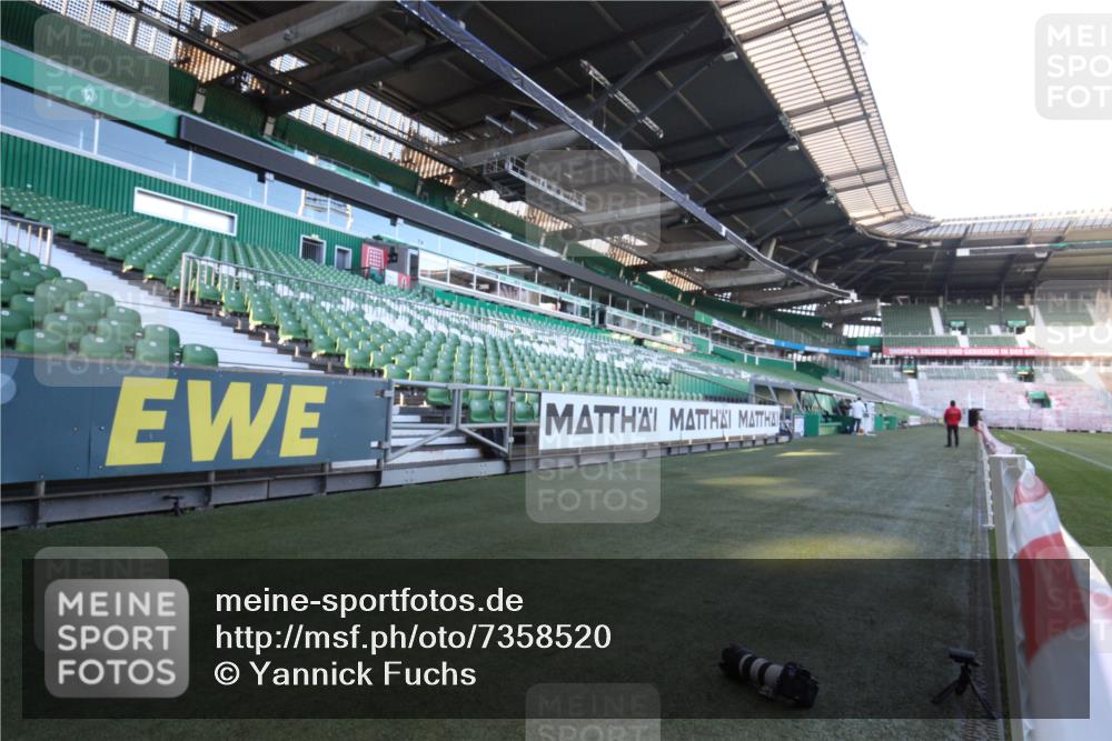 06.10.2024 - 19. swb-Marathon Bremen Yannick Fuchs http://msf.ph/oto/7358520 06.10.2024 09:58:54 Laufen im Stadion  meine-sportfotos.de