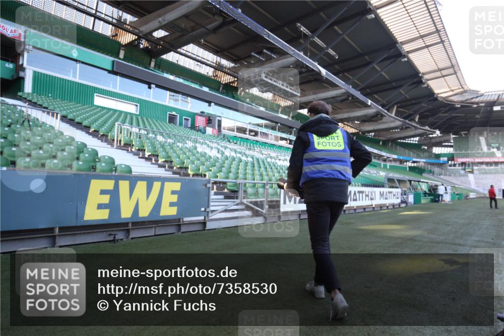 06.10.2024 - 19. swb-Marathon Bremen Yannick Fuchs http://msf.ph/oto/7358530 06.10.2024 09:59:14 Laufen im Stadion  meine-sportfotos.de