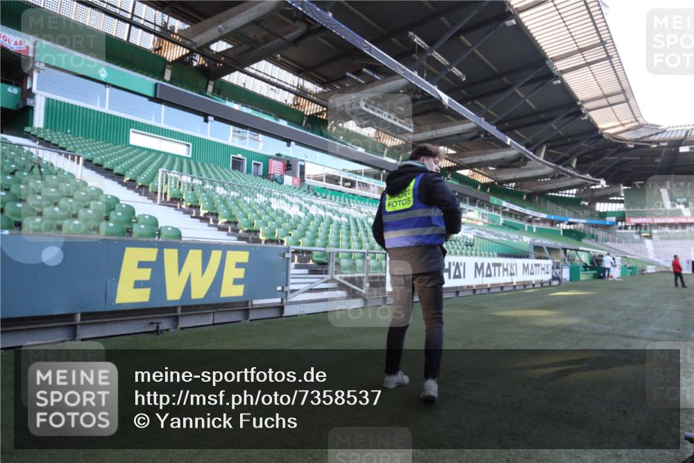 06.10.2024 - 19. swb-Marathon Bremen Yannick Fuchs http://msf.ph/oto/7358537 06.10.2024 09:59:15 Laufen im Stadion  meine-sportfotos.de