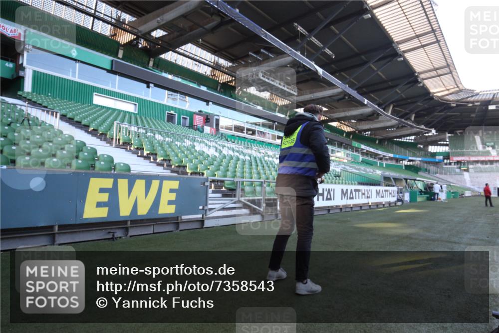 06.10.2024 - 19. swb-Marathon Bremen Yannick Fuchs http://msf.ph/oto/7358543 06.10.2024 09:59:15 Laufen im Stadion  meine-sportfotos.de