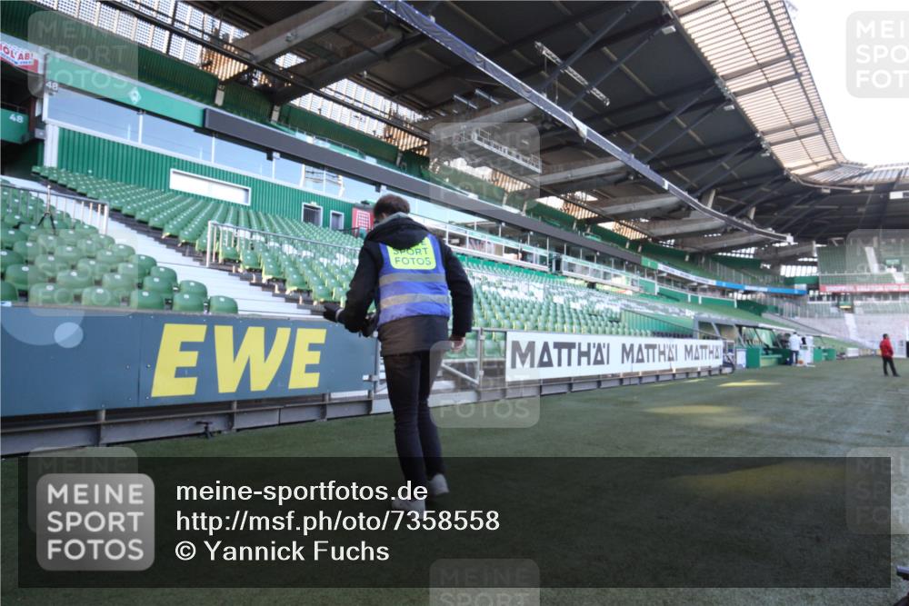 06.10.2024 - 19. swb-Marathon Bremen Yannick Fuchs http://msf.ph/oto/7358558 06.10.2024 09:59:16 Laufen im Stadion  meine-sportfotos.de