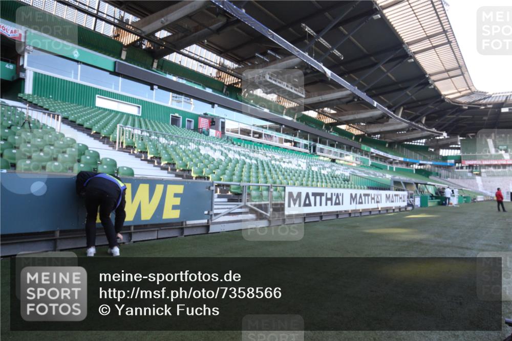 06.10.2024 - 19. swb-Marathon Bremen Yannick Fuchs http://msf.ph/oto/7358566 06.10.2024 09:59:19 Laufen im Stadion  meine-sportfotos.de