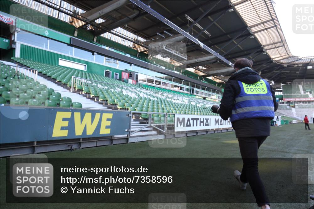 06.10.2024 - 19. swb-Marathon Bremen Yannick Fuchs http://msf.ph/oto/7358596 06.10.2024 09:59:29 Laufen im Stadion  meine-sportfotos.de