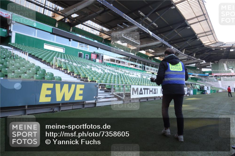 06.10.2024 - 19. swb-Marathon Bremen Yannick Fuchs http://msf.ph/oto/7358605 06.10.2024 09:59:29 Laufen im Stadion  meine-sportfotos.de