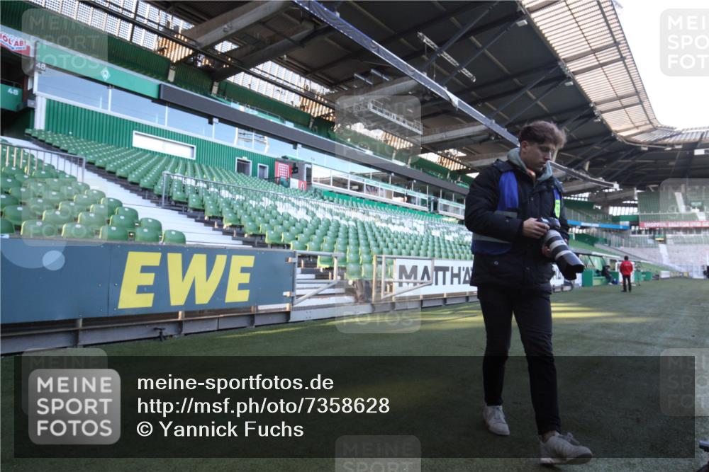 06.10.2024 - 19. swb-Marathon Bremen Yannick Fuchs http://msf.ph/oto/7358628 06.10.2024 10:10:59 Laufen im Stadion  meine-sportfotos.de