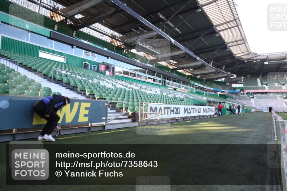 06.10.2024 - 19. swb-Marathon Bremen Yannick Fuchs http://msf.ph/oto/7358643 06.10.2024 10:12:56 Laufen im Stadion  meine-sportfotos.de