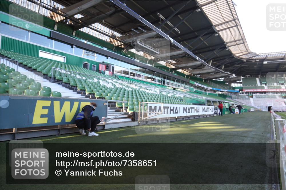 06.10.2024 - 19. swb-Marathon Bremen Yannick Fuchs http://msf.ph/oto/7358651 06.10.2024 10:13:10 Laufen im Stadion  meine-sportfotos.de