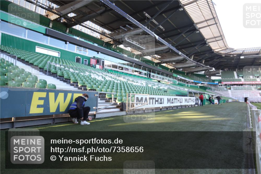 06.10.2024 - 19. swb-Marathon Bremen Yannick Fuchs http://msf.ph/oto/7358656 06.10.2024 10:13:12 Laufen im Stadion  meine-sportfotos.de