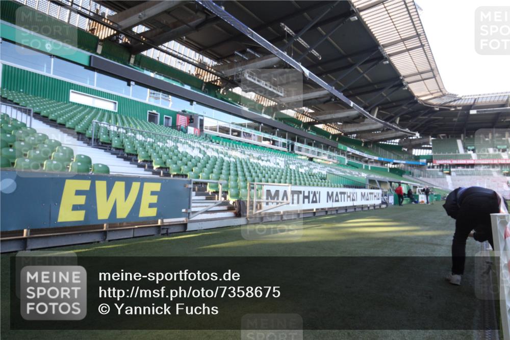 06.10.2024 - 19. swb-Marathon Bremen Yannick Fuchs http://msf.ph/oto/7358675 06.10.2024 10:13:43 Laufen im Stadion  meine-sportfotos.de