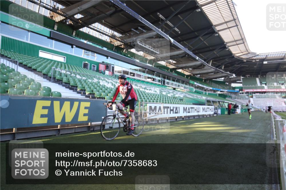06.10.2024 - 19. swb-Marathon Bremen Yannick Fuchs http://msf.ph/oto/7358683 06.10.2024 10:14:16 Laufen im Stadion 8667 meine-sportfotos.de